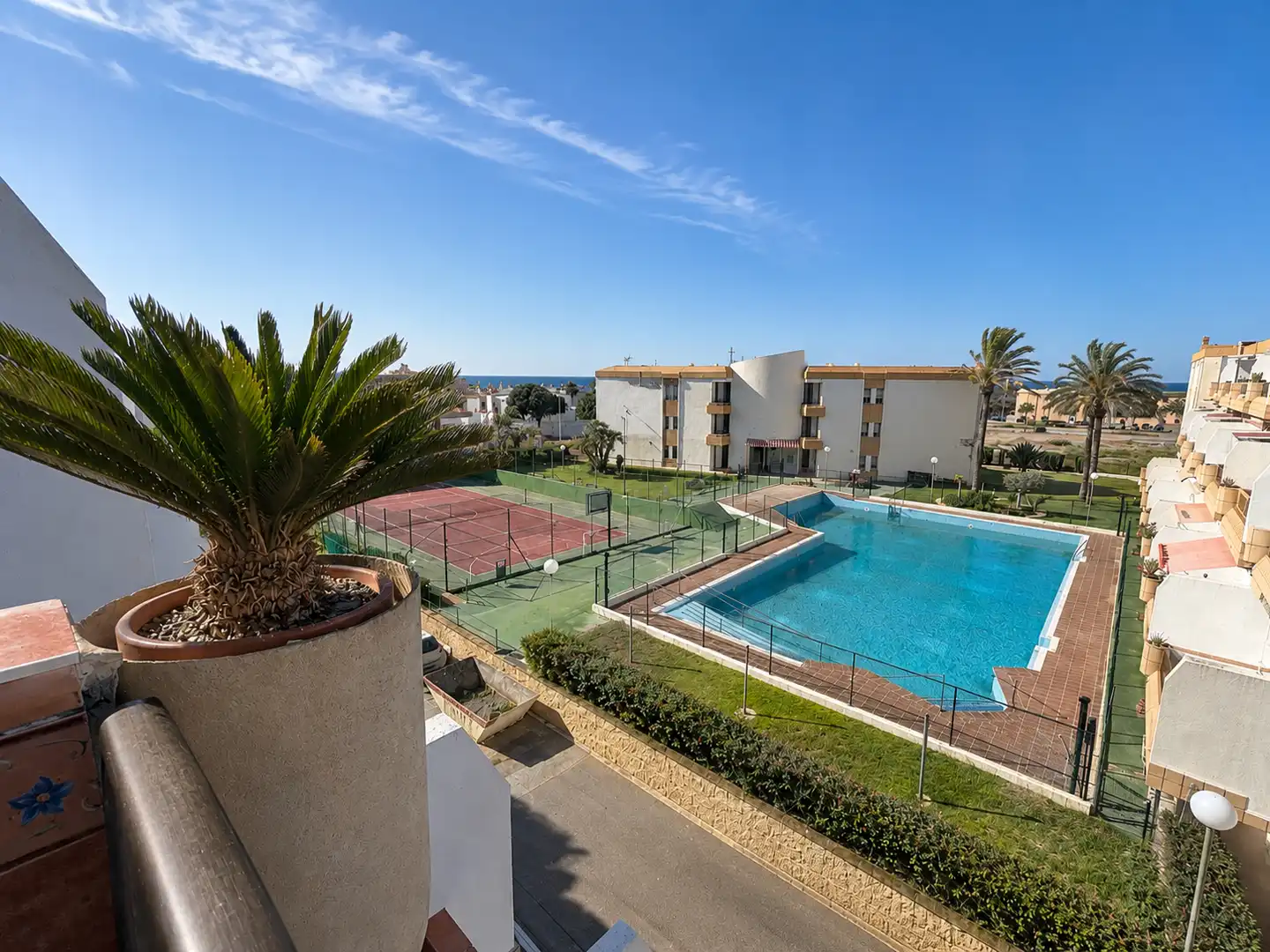Piscina de Apartamento en venta en Almería con Terraza y Piscina comunitaria