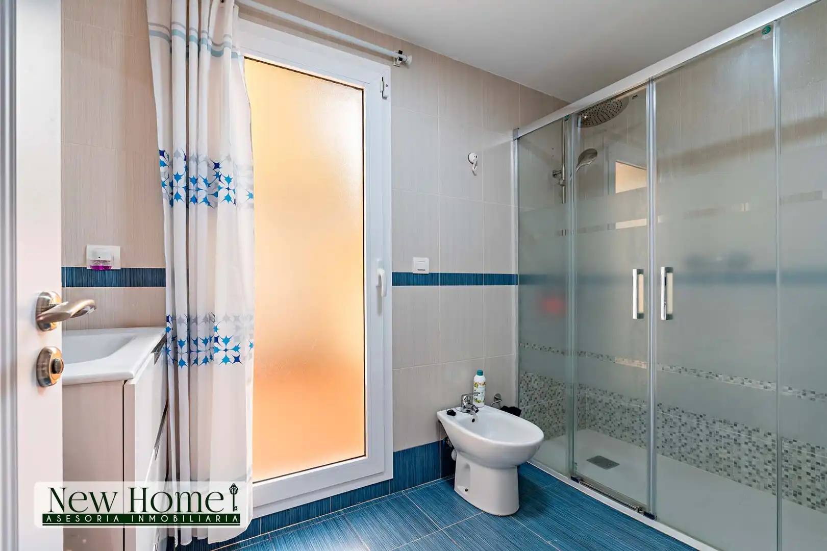 Bathroom of Flat for sale in Roquetas de Mar  with Terrace, Furnished and Community pool