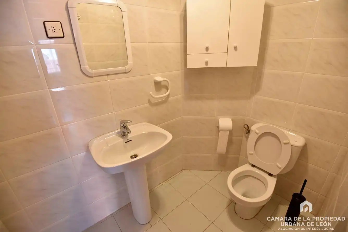 Badezimmer von Wohnung zur Miete in San Andrés del Rabanedo mit Abstellraum und Möbliert