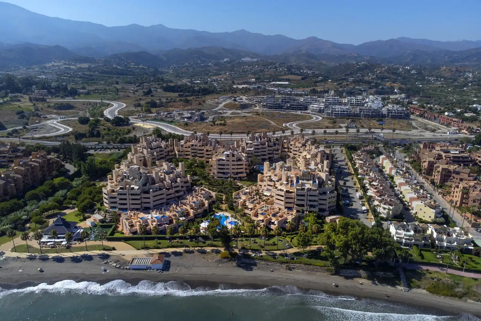 Vista exterior de Dúplex en venda en Estepona amb Aire condicionat, Terrassa i Traster