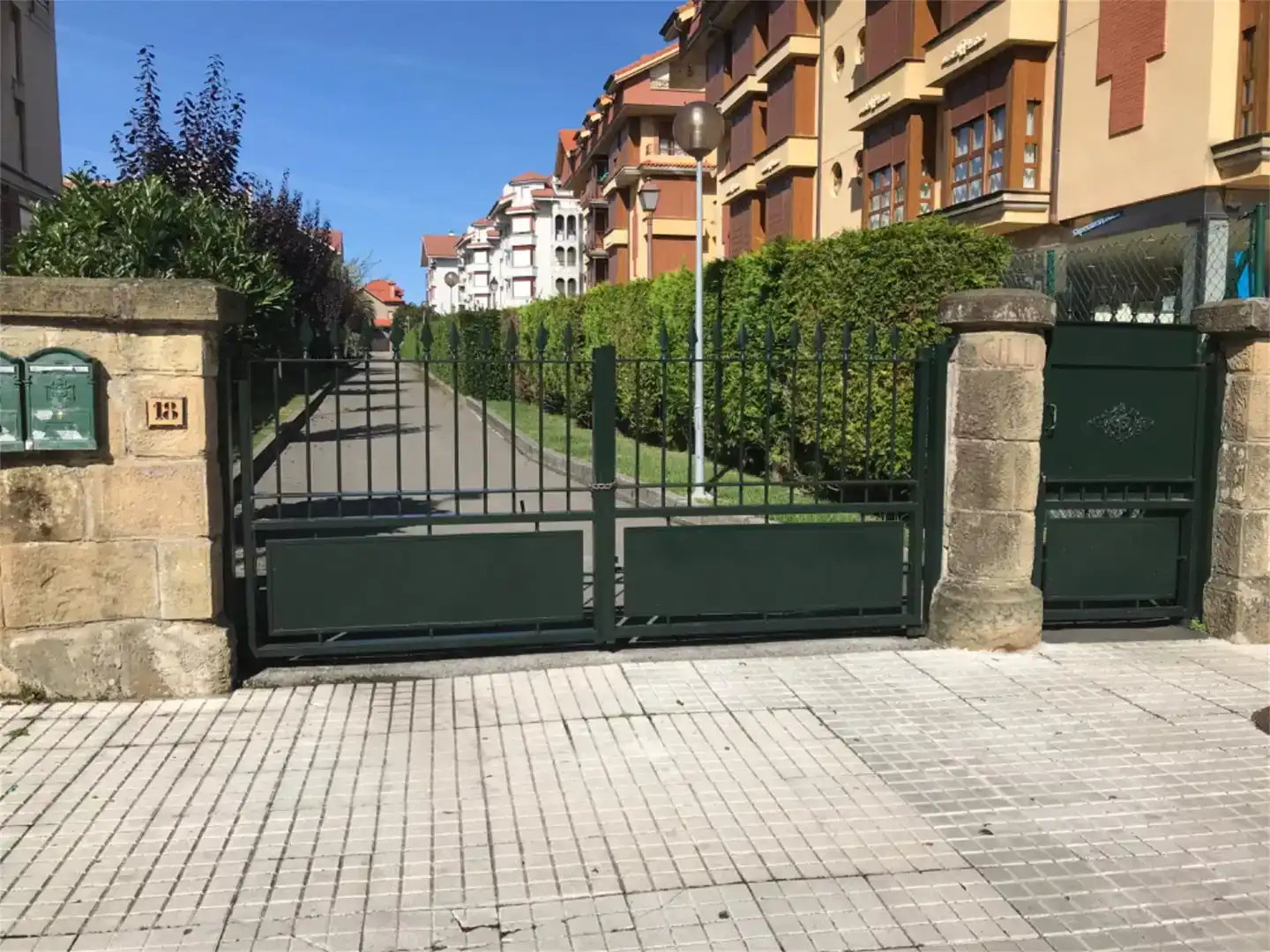 Außenansicht von Wohnung zur Miete in Noja mit Schwimmbad und Balkon