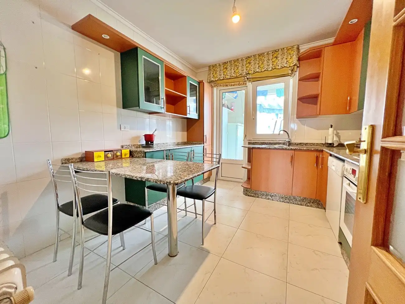 Cocina de Dúplex en venta en Lugo con Calefacción, Jardín privado y Parquet