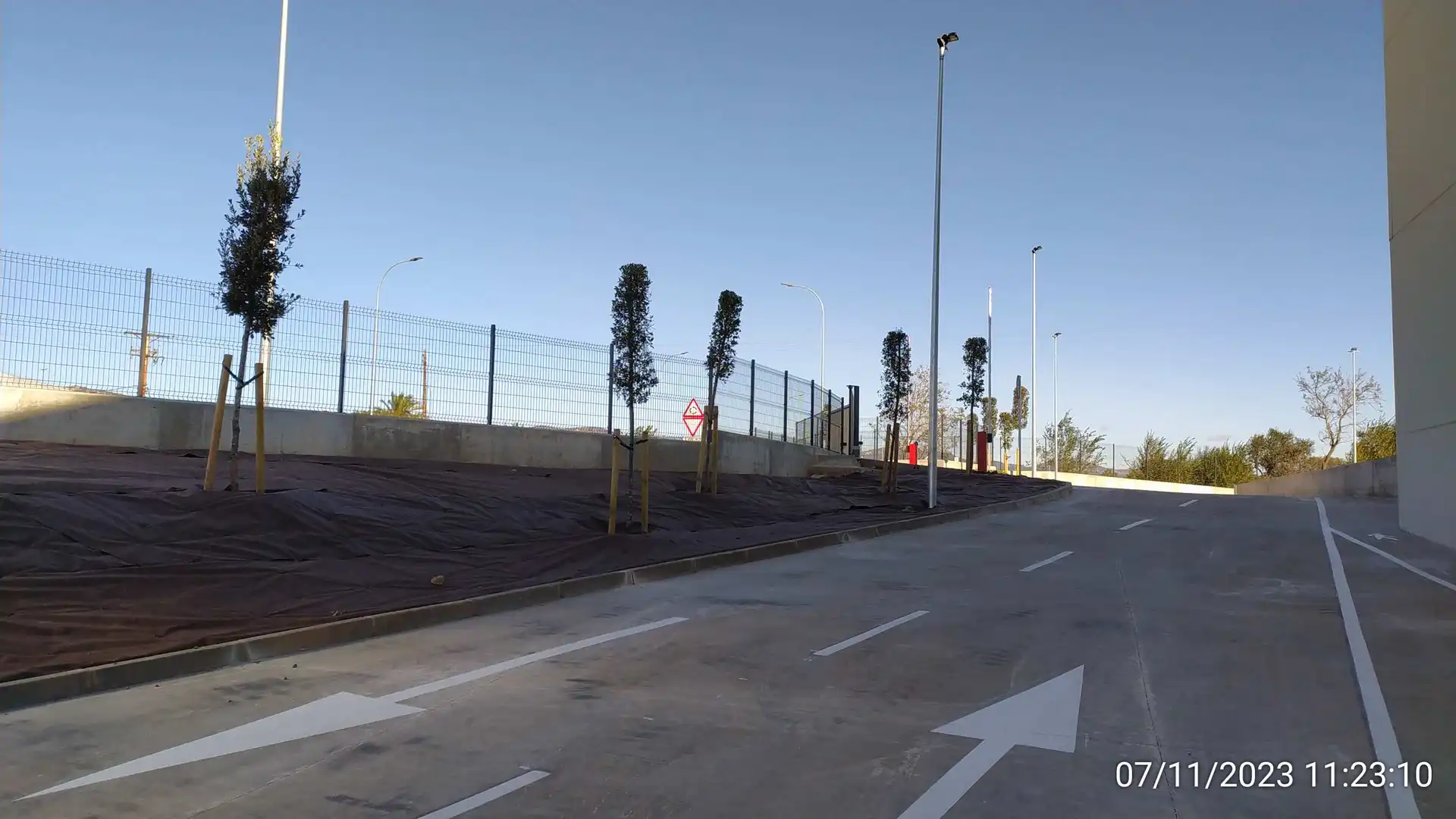 Vista exterior de Nau industrial de lloguer en Sabadell amb Alarma