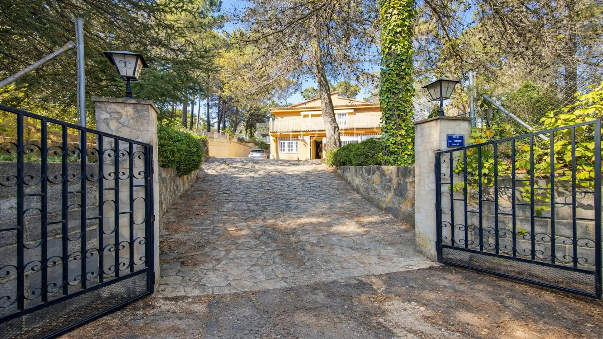 Villa con piscina in vendita a L'ESTEPAR, imagen 2