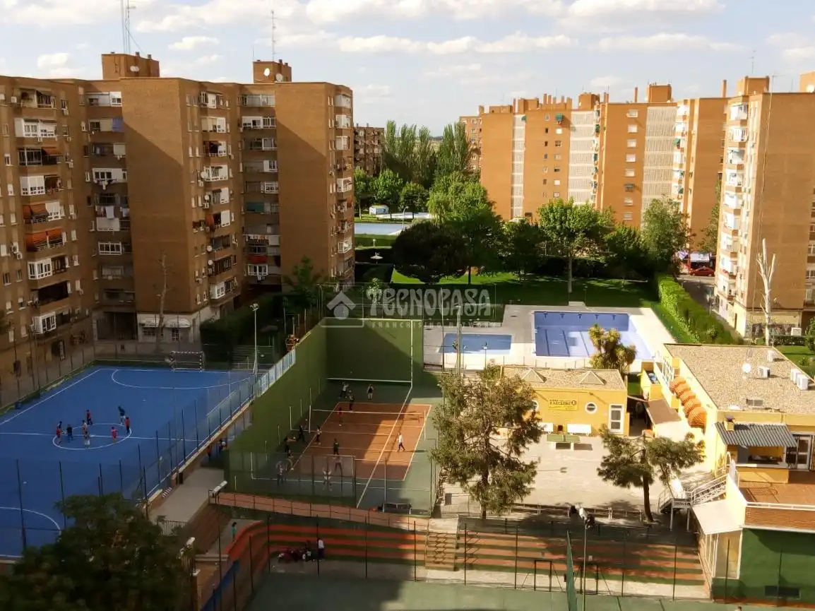 Vista exterior de Piso en venta en Fuenlabrada con Calefacción, Terraza y Piscina comunitaria