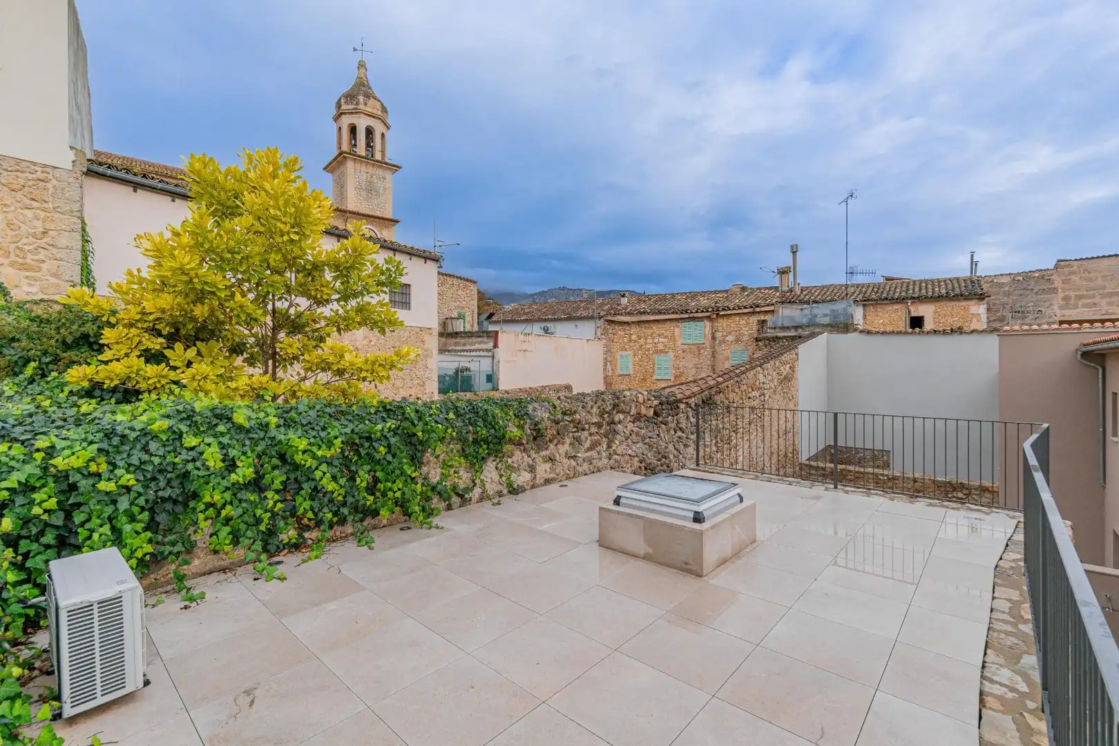 Terrasse von Einfamilien-Reihenhaus zum Verkauf in Mancor de la Vall mit Klimaanlage, Heizung und Terrasse