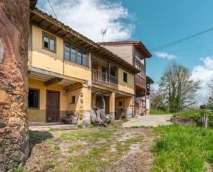 Vista exterior de Casa adosada en venda en Piloña amb Jardí privat
