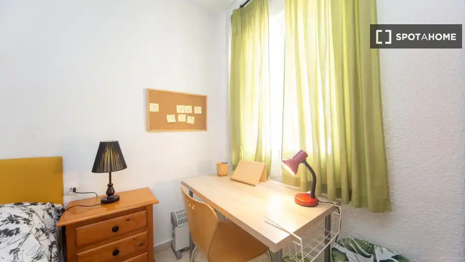 Habitación de Piso de alquiler en Granada con Aire acondicionado, Calefacción y Amueblado