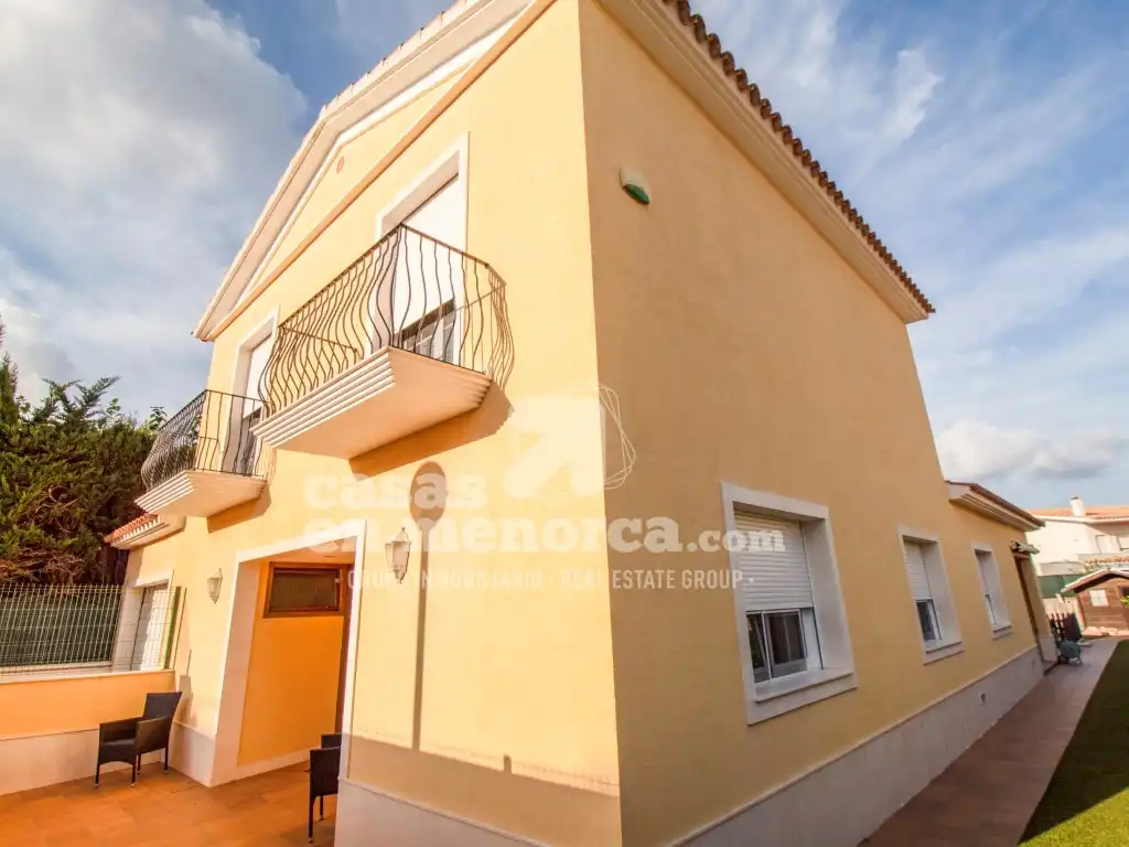 Vista exterior de Casa o xalet en venda en Maó - Mahón amb Aire condicionat, Jardí privat i Terrassa