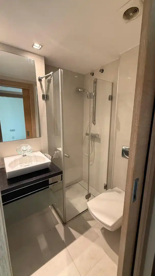 Baño de Piso de alquiler en Santa Coloma de Gramenet con Aire acondicionado, Calefacción y Horno