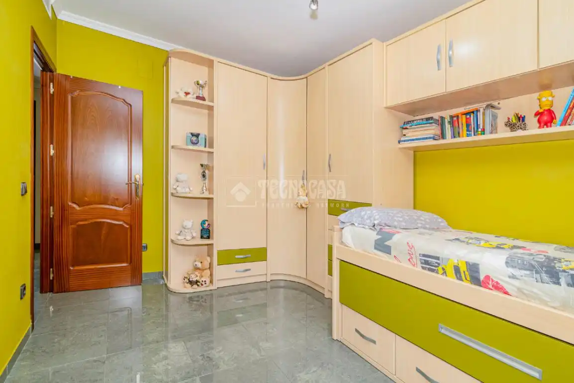Dormitori de Casa o xalet en venda en Lucena amb Aire condicionat, Jardí privat i Moblat