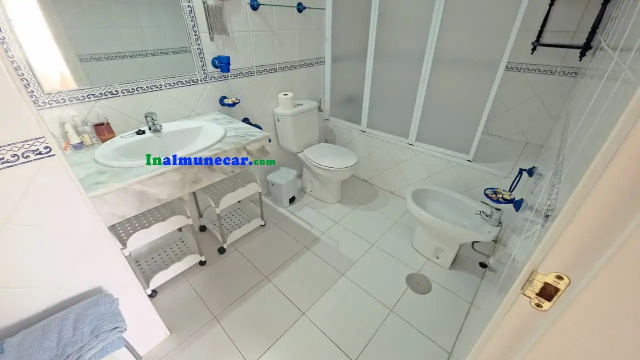 Baño de Piso de alquiler en Almuñécar con Terraza y Piscina