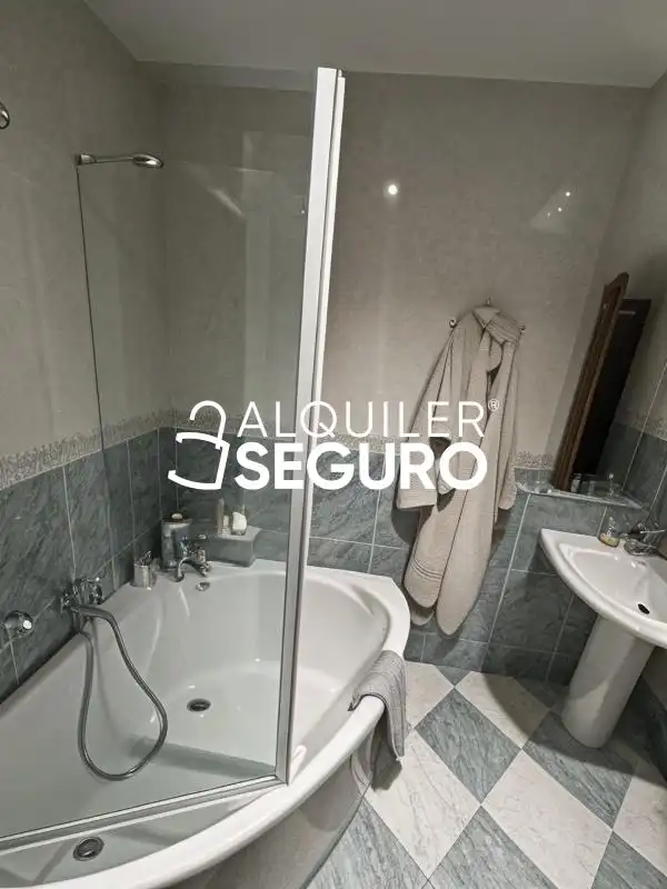 Baño de Piso de alquiler en Granada con Terraza y Amueblado