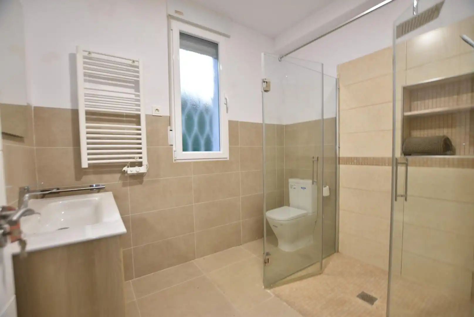 Bany de Casa o xalet de lloguer en Granada amb Aire condicionat, Terrassa i Piscina