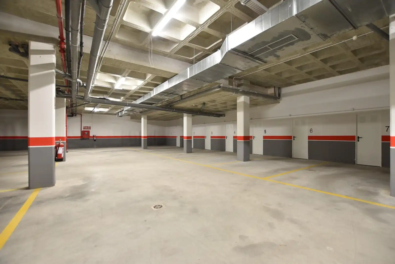 Parking de Piso de alquiler en Granada con Calefacción, Terraza y Piscina comunitaria