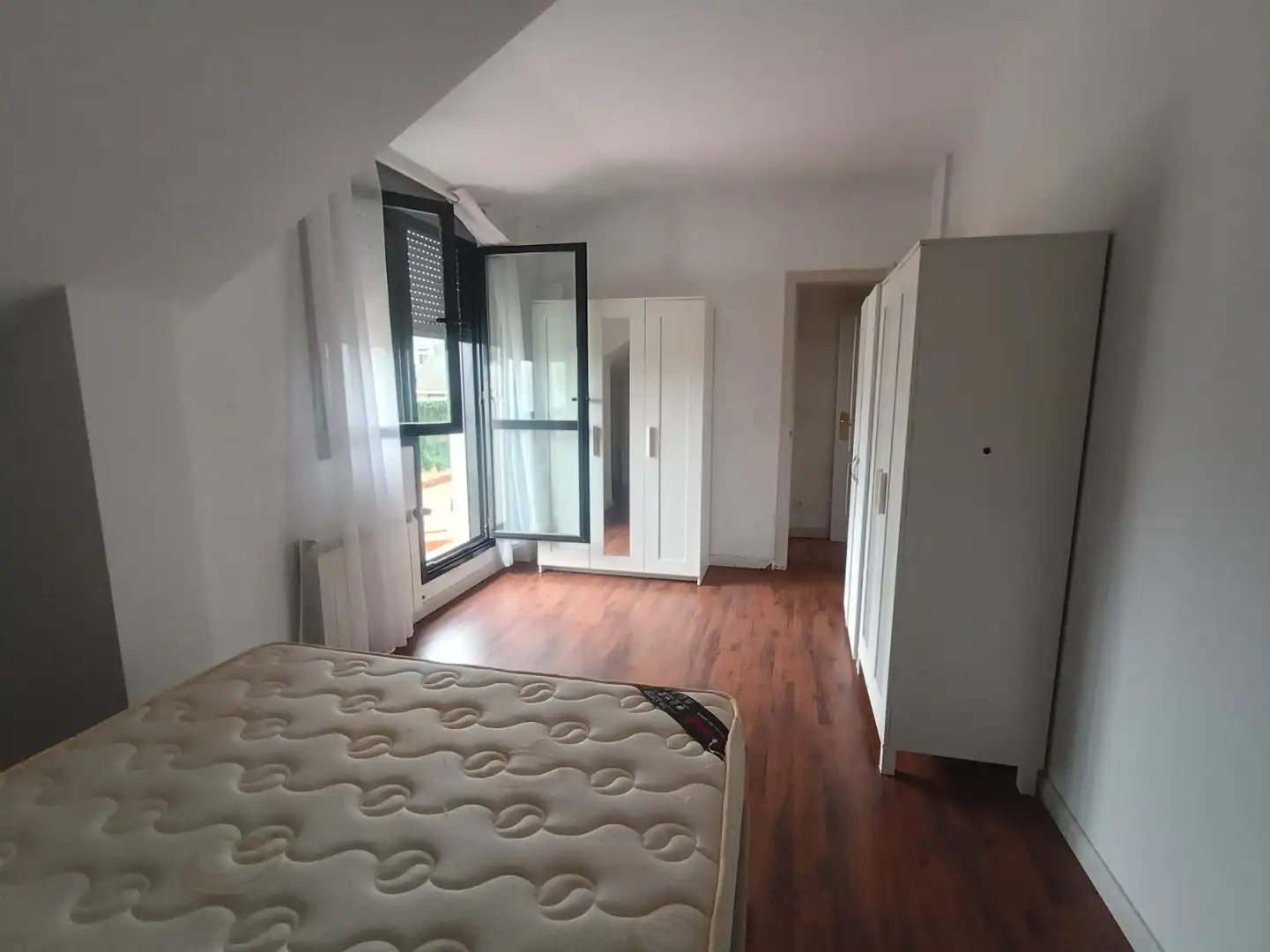 Schlafzimmer von Dachboden zum Verkauf in Cartes mit Heizung, Parkett und Terrasse