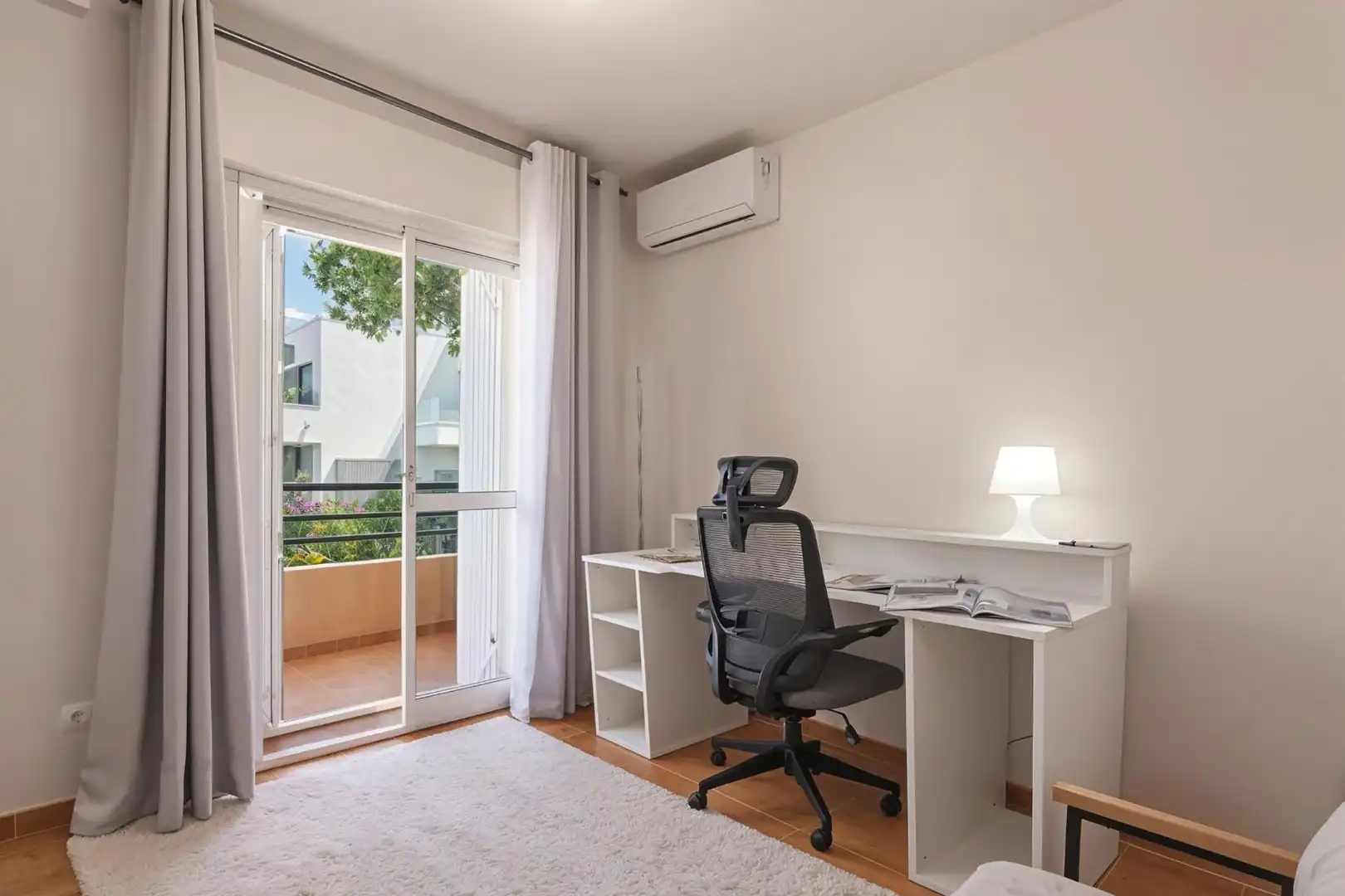Schlafzimmer von Einfamilien-Reihenhaus zum Verkauf in Marbella mit Klimaanlage, Heizung und Privatgarten