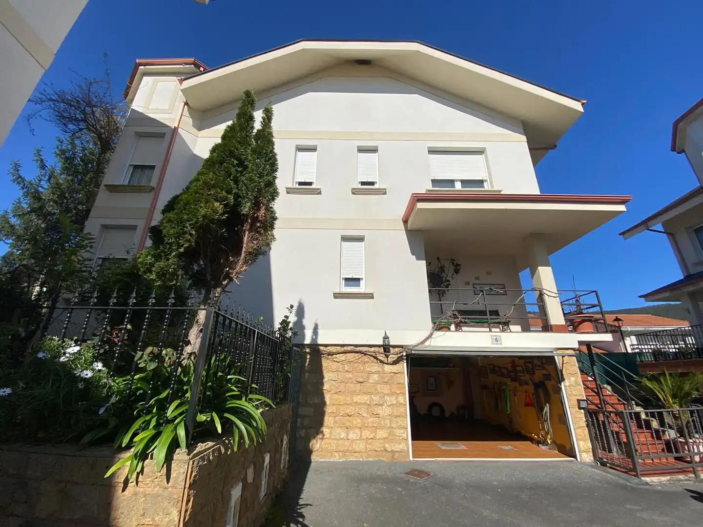 Vista exterior de Casa o chalet en venta en Castro-Urdiales con Calefacción, Jardín privado y Parquet