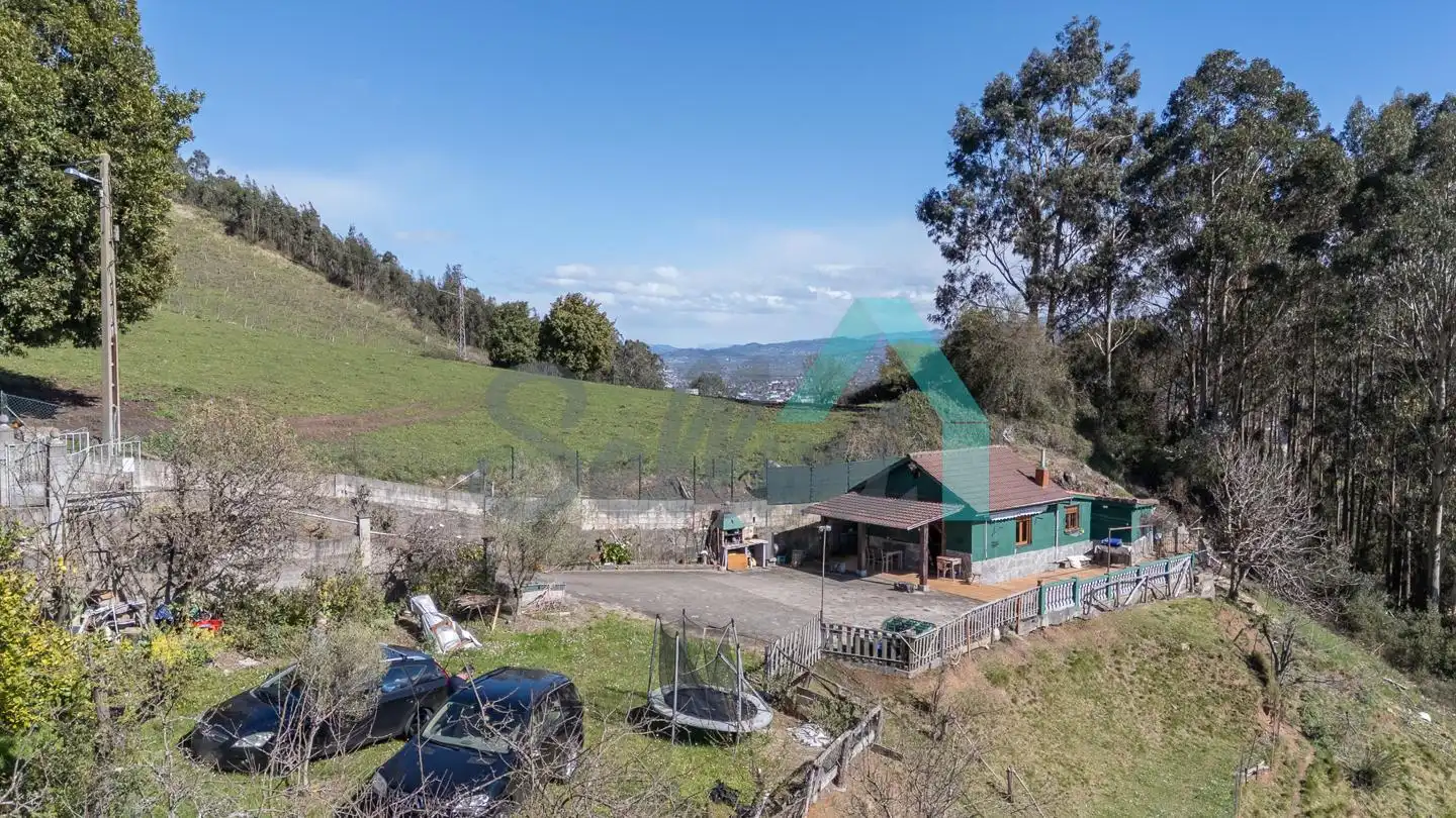 Vista exterior de Casa o xalet en venda en Oviedo  amb Jardí privat, Terrassa i Traster