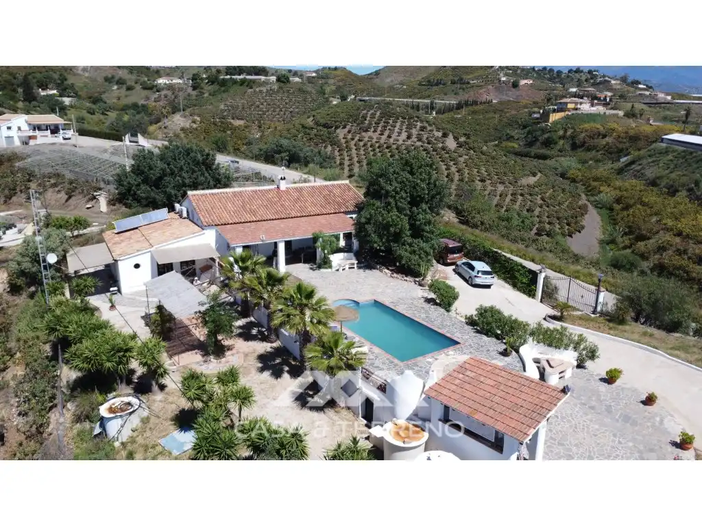 Vista exterior de Casa o xalet en venda en Vélez-Málaga amb Aire condicionat, Jardí privat i Terrassa