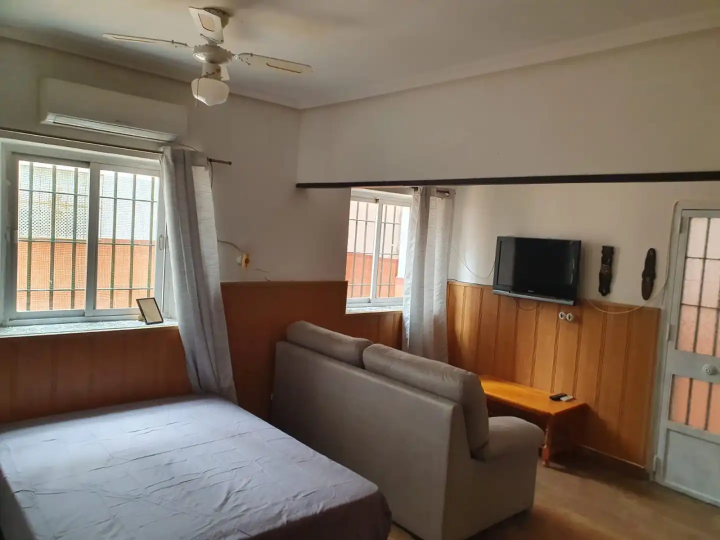 Habitación de Local en venta en Mairena del Aljarafe con Aire acondicionado y Amueblado