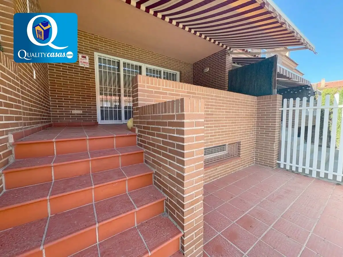 Vista exterior de Casa o chalet en venta en San Vicente del Raspeig / Sant Vicent del Raspeig con Aire acondicionado, Calefacción y Terraza