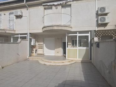 Casa a schiera con balcone in vendita a Centre