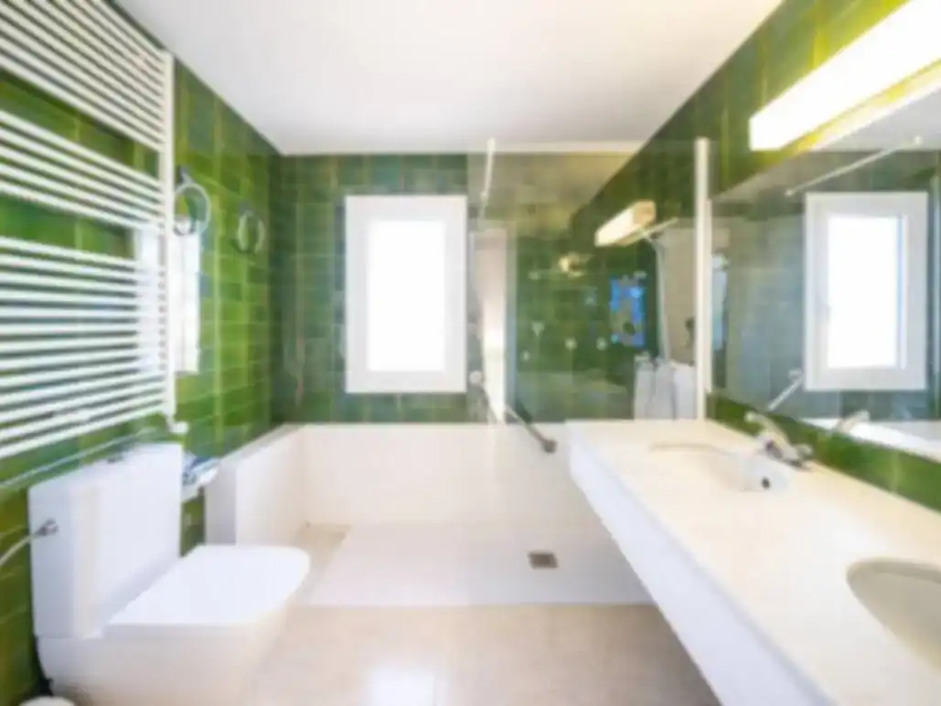 Baño de Piso de alquiler en L'Escala con Aire acondicionado, Piscina y Amueblado
