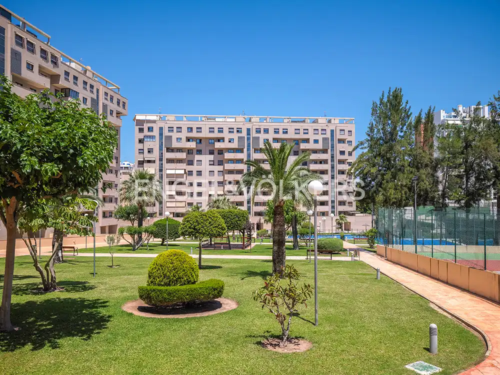 Vista exterior de Àtic en venda en Alicante / Alacant amb Aire condicionat, Calefacció i Terrassa