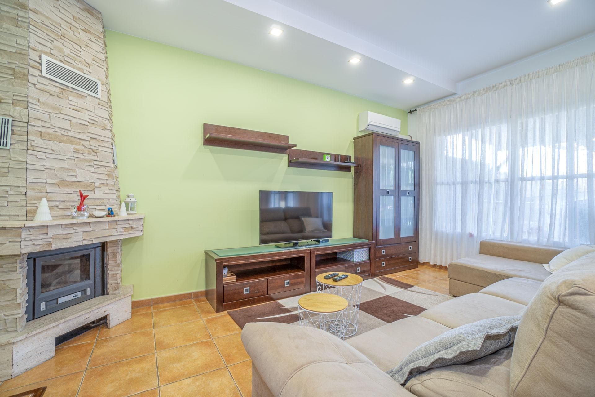 Sala d'estar de Casa adosada en venda en Torroella de Fluvià amb Aire condicionat, Calefacció i Jardí privat