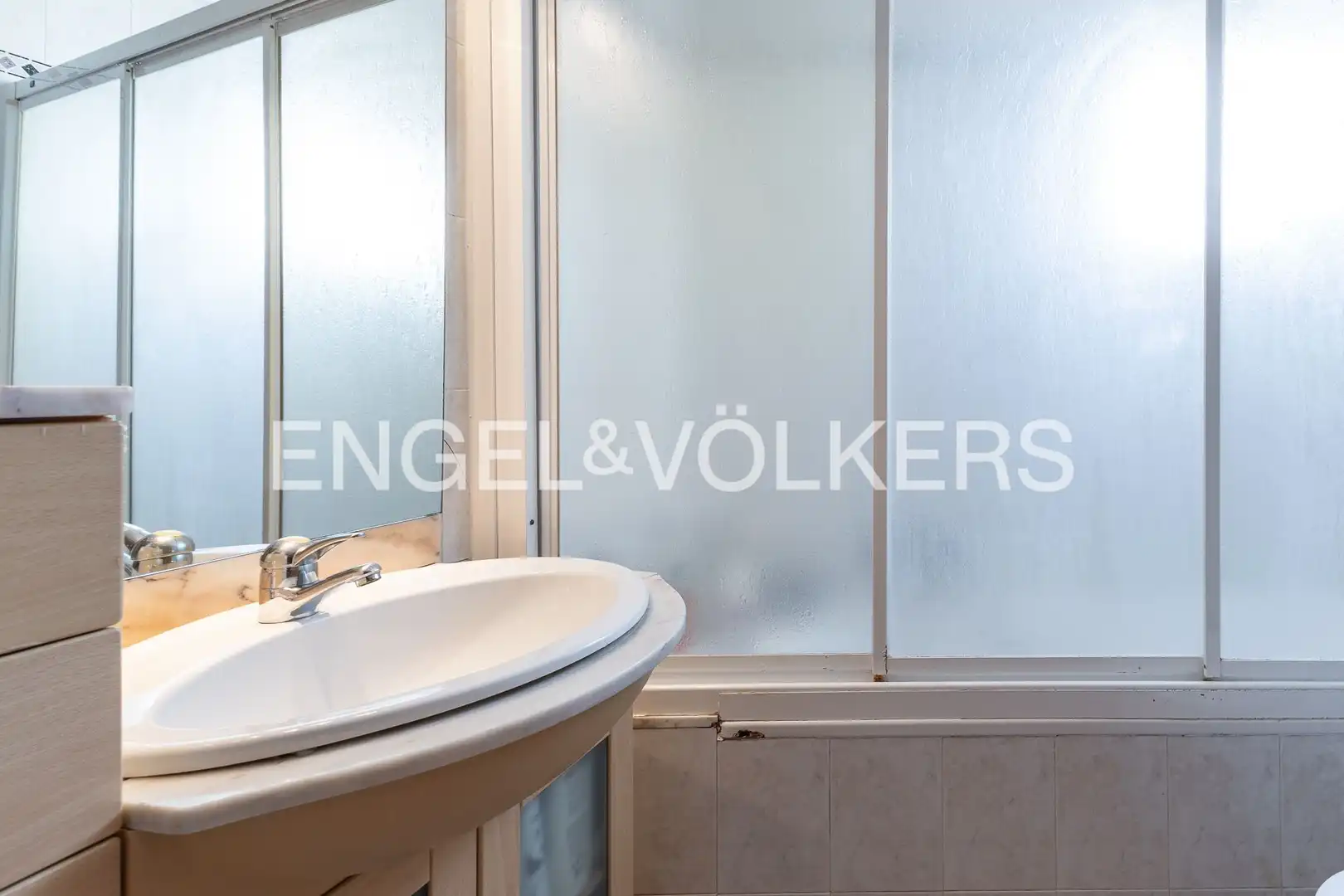 Baño de Casa adosada en venta en Castellar del Vallès con Aire acondicionado, Calefacción y Terraza