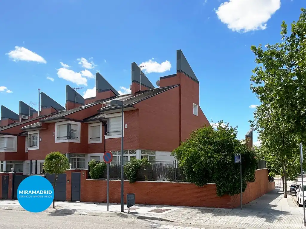 Exterior view of Houses for sale in Paracuellos de Jarama  with Swimming Pool
