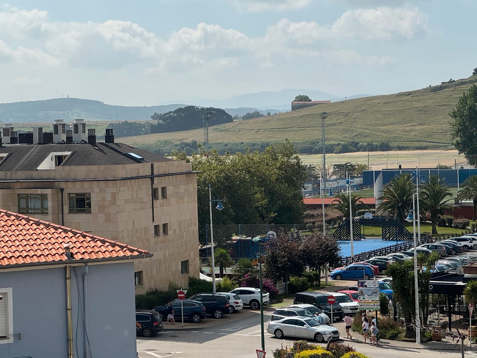 Vista exterior de Casa adosada en venda en Suances amb Calefacció, Jardí privat i Parquet