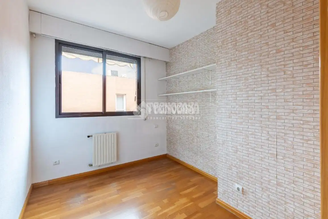 Bedroom of Flat for sale in Madrid  with Heating, Parquet flooring and Storage room