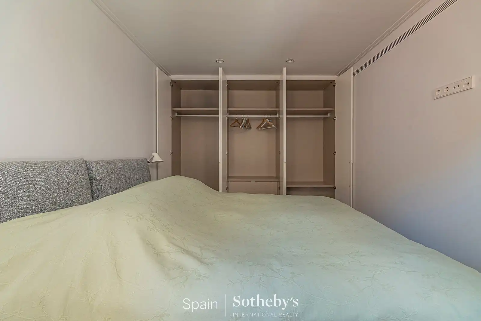 Bedroom of Apartments for sale in Barcelona  with Air Conditioner, Heating and Terrace