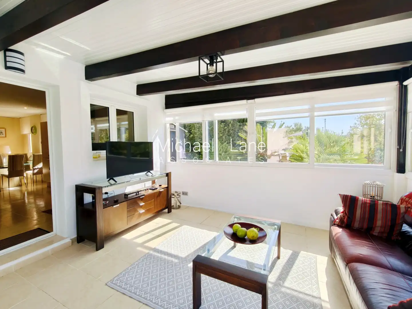 Wohnzimmer von Erdgeschoss zum Verkauf in Sotogrande mit Klimaanlage, Privatgarten und Terrasse