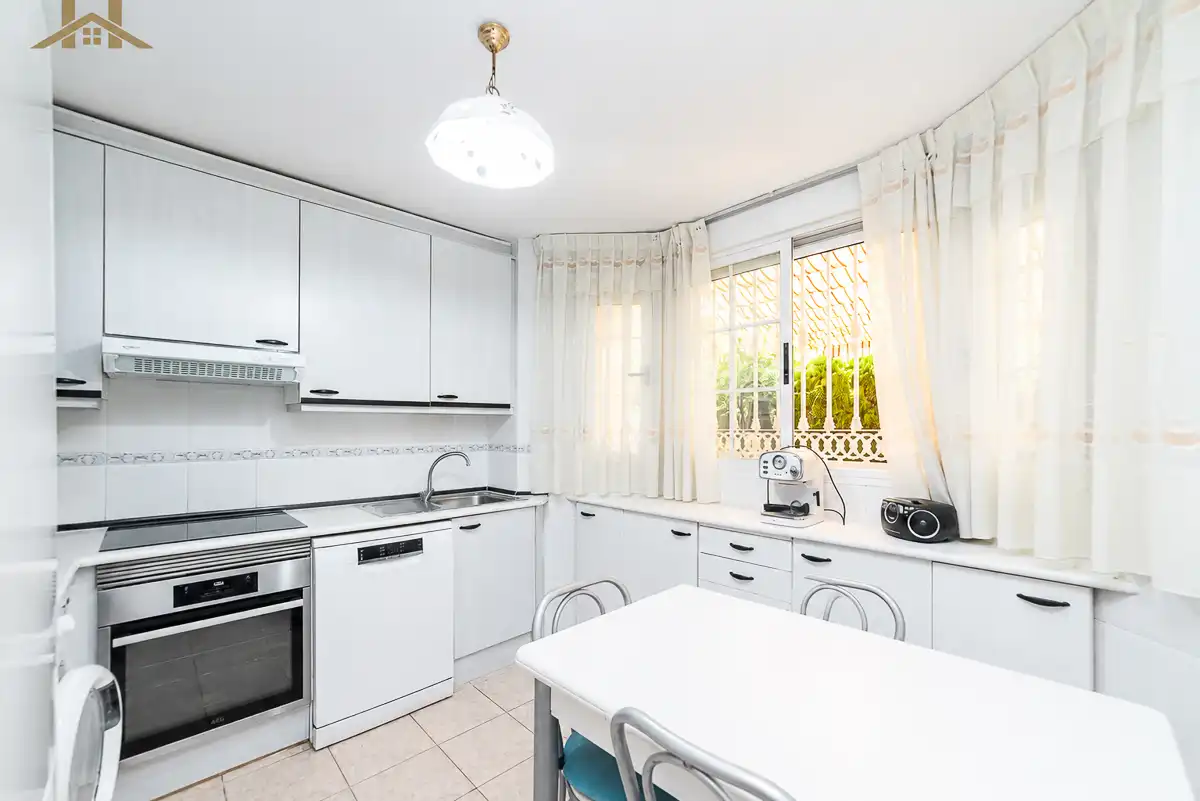 Cocina de Casa adosada en venta en Móstoles con Aire acondicionado, Calefacción y Jardín privado