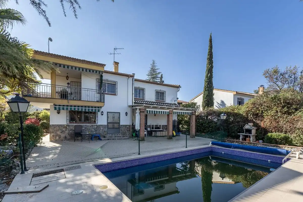 Detached house with pool for sale in Gójar
