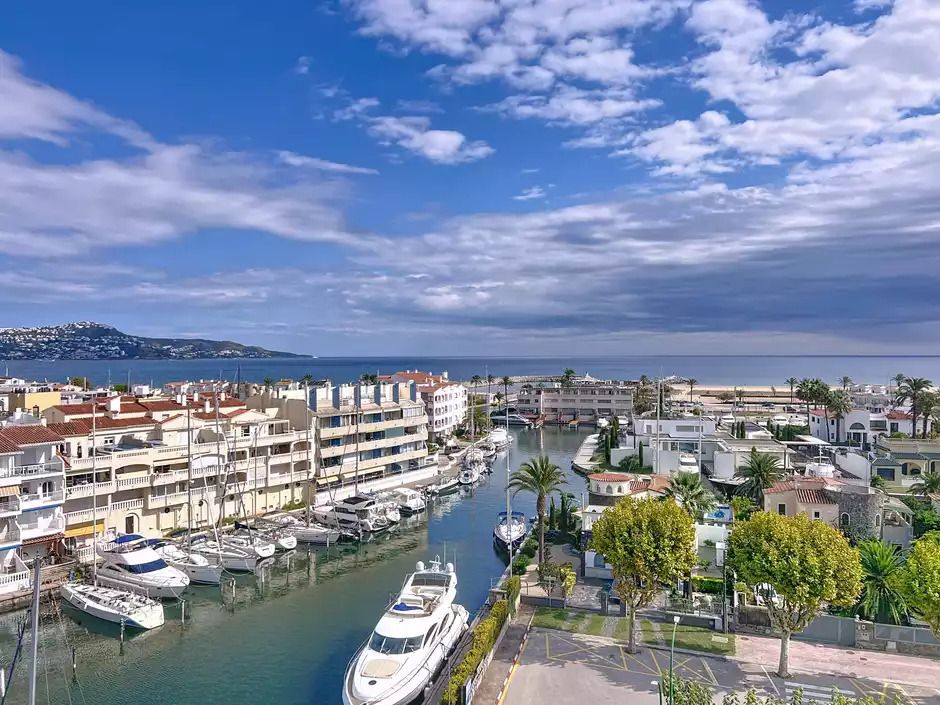 Vista exterior de Apartament en venda en Empuriabrava amb Terrassa