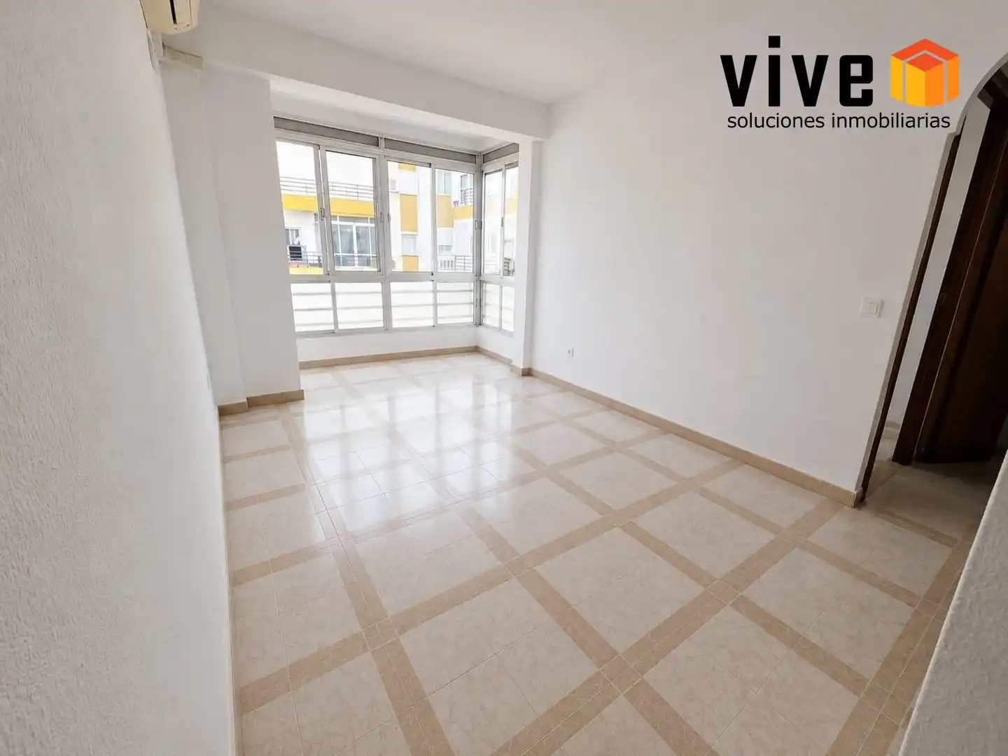 Living room of Flat for sale in Sevilla  with Air Conditioner and Heating