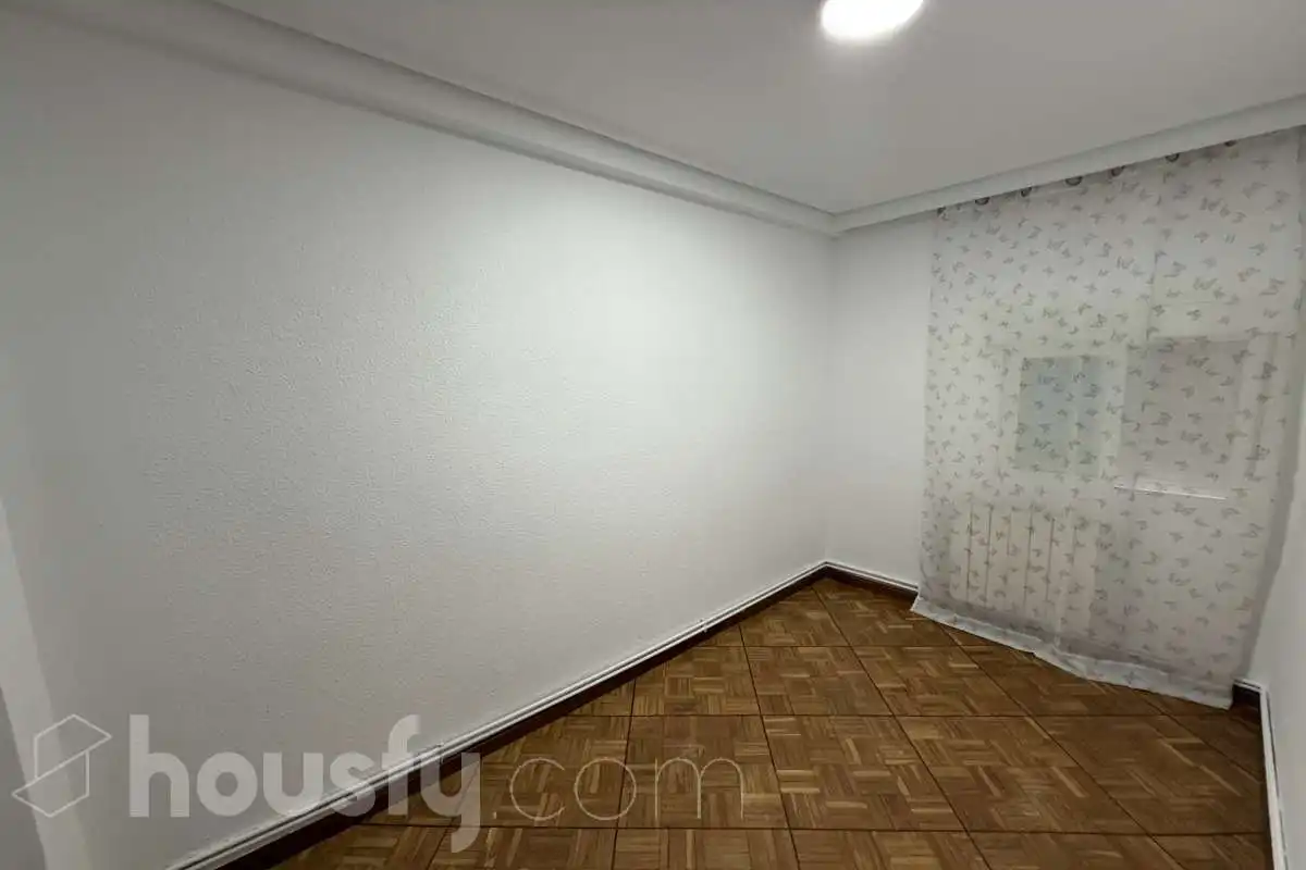 Schlafzimmer von Wohnung zur Miete in Madrid mit Heizung, Möbliert und Balkon