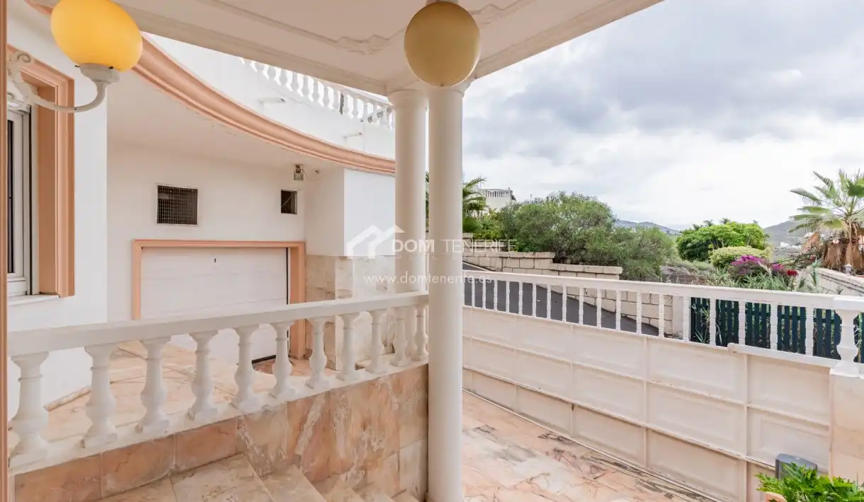 Vista exterior de Casa o chalet en venta en Arona con Terraza, Piscina y Amueblado