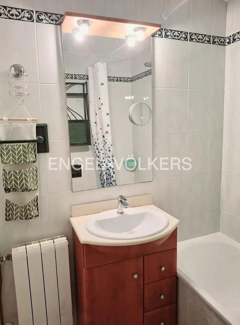 Bathroom of Flat for rent in Madrid  with Air Conditioner, Heating and Parquet flooring