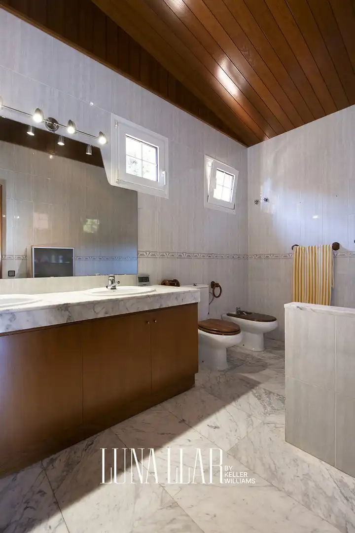 Bathroom of Houses for sale in Castelldefels  with Air Conditioner, Heating and Private garden