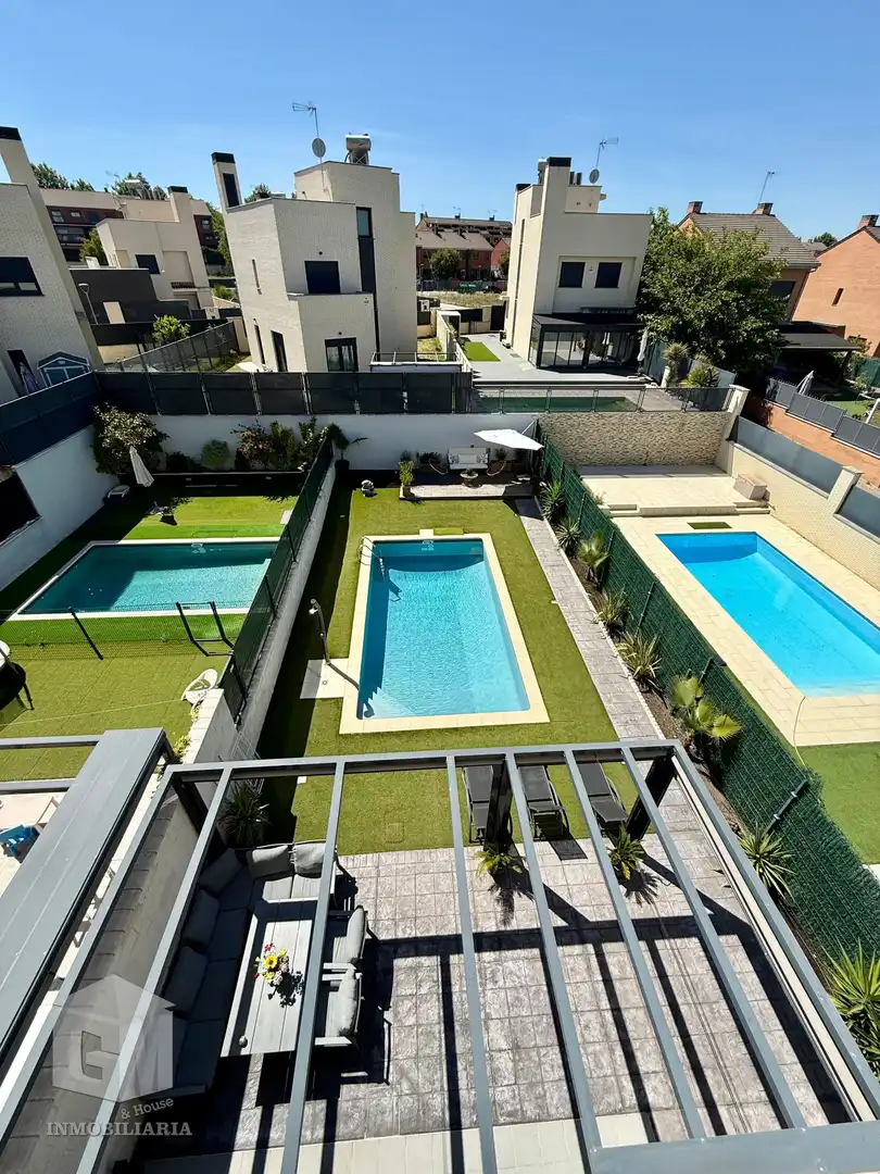 Schwimmbecken von Einfamilien-Reihenhaus zum Verkauf in Arroyomolinos (Madrid) mit Klimaanlage, Heizung und Privatgarten