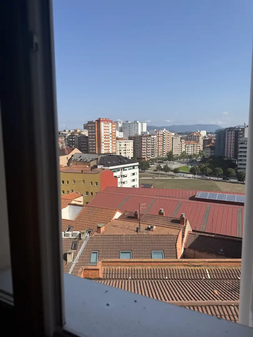 Dormitori de Pis en venda en Gijón  amb Moblat
