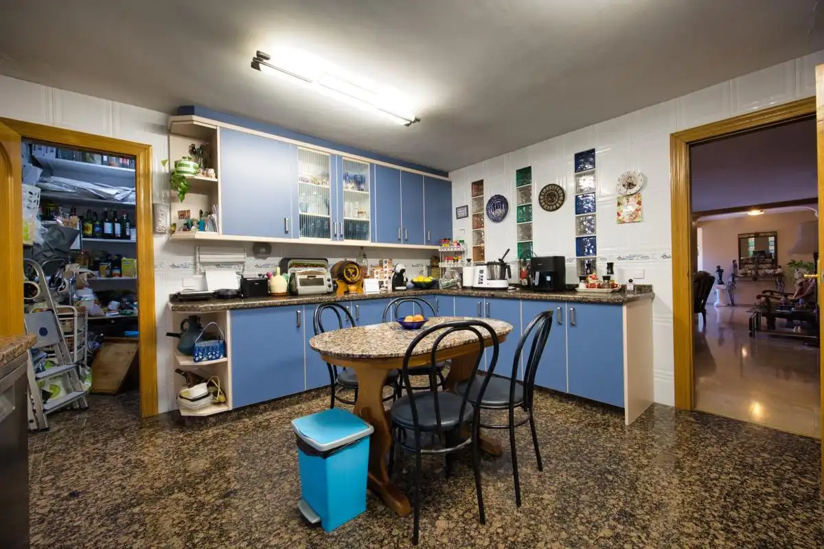 Cocina de Casa o chalet en venta en L'Alfàs del Pi con Aire acondicionado, Calefacción y Jardín privado
