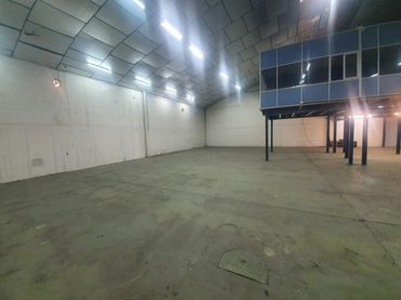 Industrial building to rent in Sur