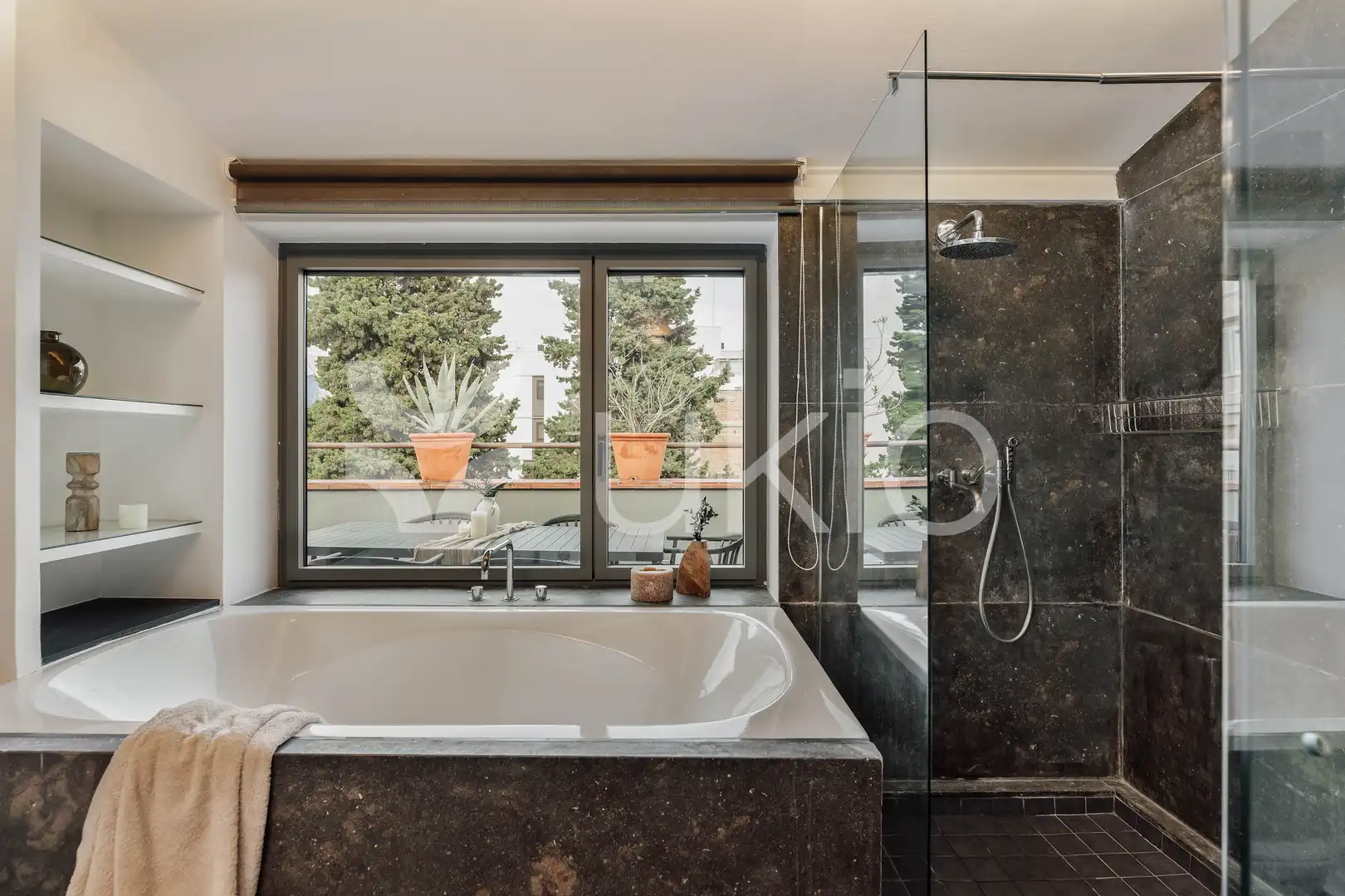 Bany de Apartament de lloguer en Barcelona amb Aire condicionat, Calefacció i Moblat
