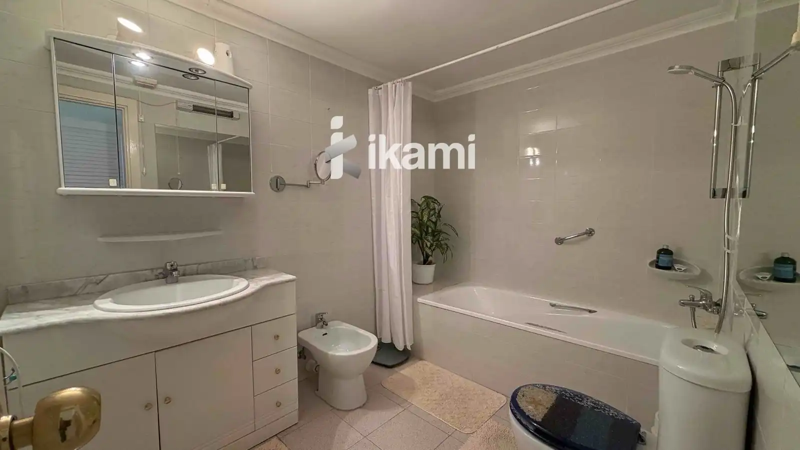 Badezimmer von Dachboden zur Miete in Empuriabrava mit Klimaanlage, Heizung und Terrasse